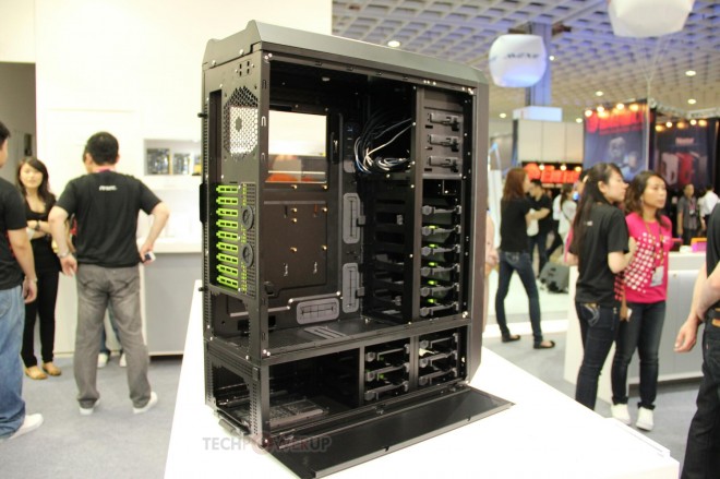 Antec-Nineteen-Hundred-1