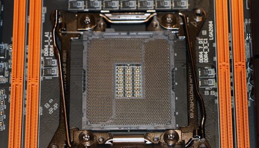 Se avista la placa madre Gigabyte GA-X99-SOC Force LN2 y viene con un Socket LGA2011-v3 especial