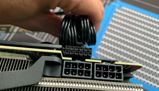 El nuevo conector de 12 pines de NVIDIA es bastante pequeño