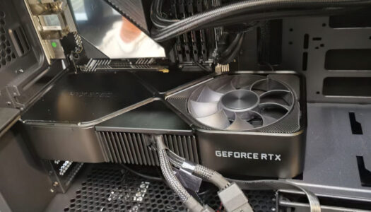 Así es como se ve una RTX 3090 dentro de un gabinete normal